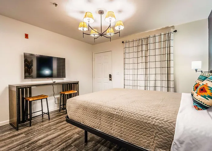 Tolleson Stylish Retreat For 2 Guests Cashion