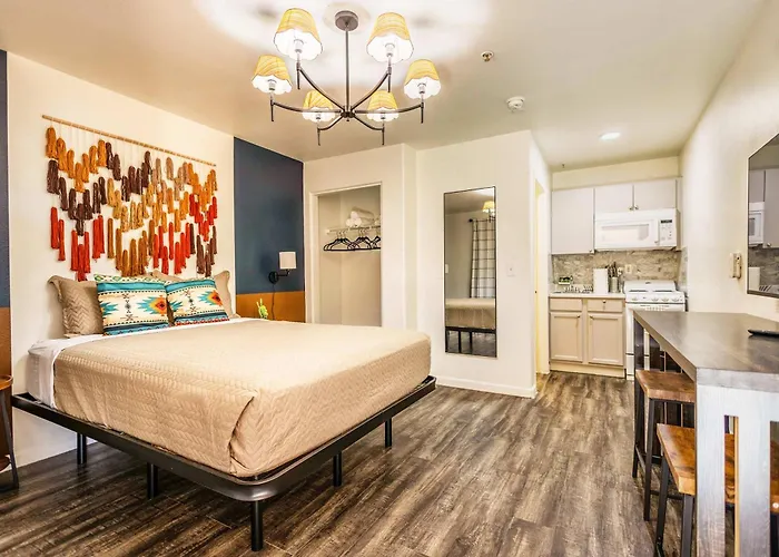Tolleson Stylish Retreat For 2 Guests