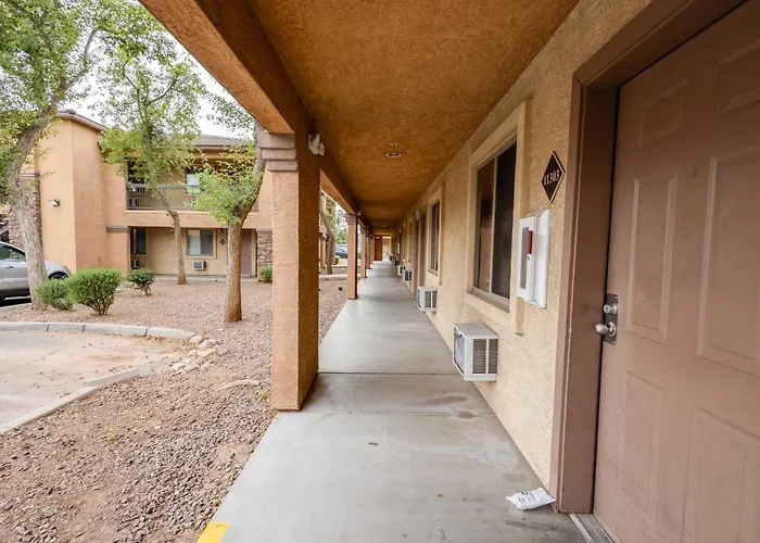 Tolleson Stylish Retreat For 2 Guests