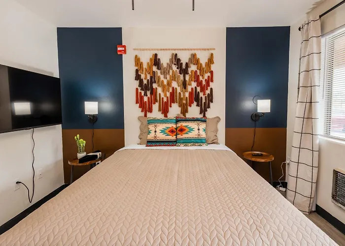 Tolleson Stylish Retreat For 2 Guests *