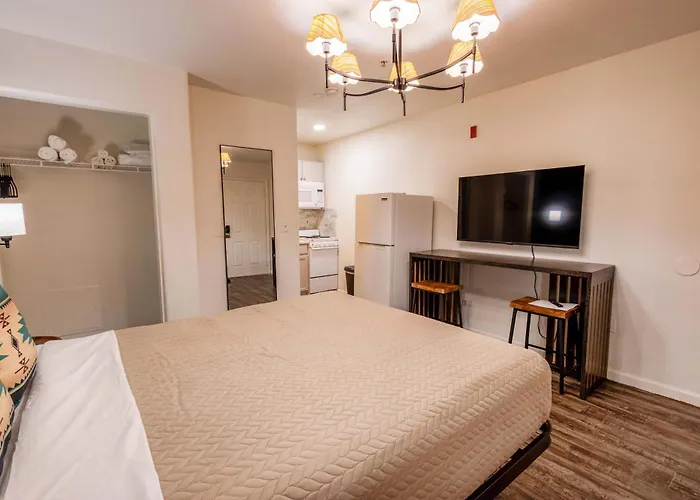 Tolleson Stylish Retreat For 2 Guests Cashion