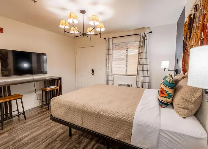Tolleson Stylish Retreat For 2 Guests Cashion
